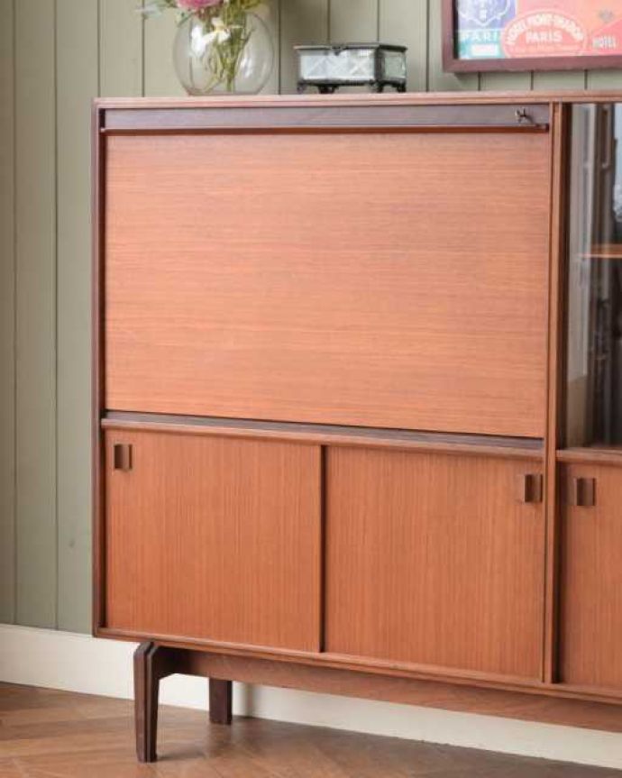 アンティークのキャビネット　アンティーク家具　北欧スタイルのお部屋に似合うヴィンテージ家具、引き戸のガラスキャビネット。ヴィンテージ家具が醸し出すあたたかさ。(x-1311-f)