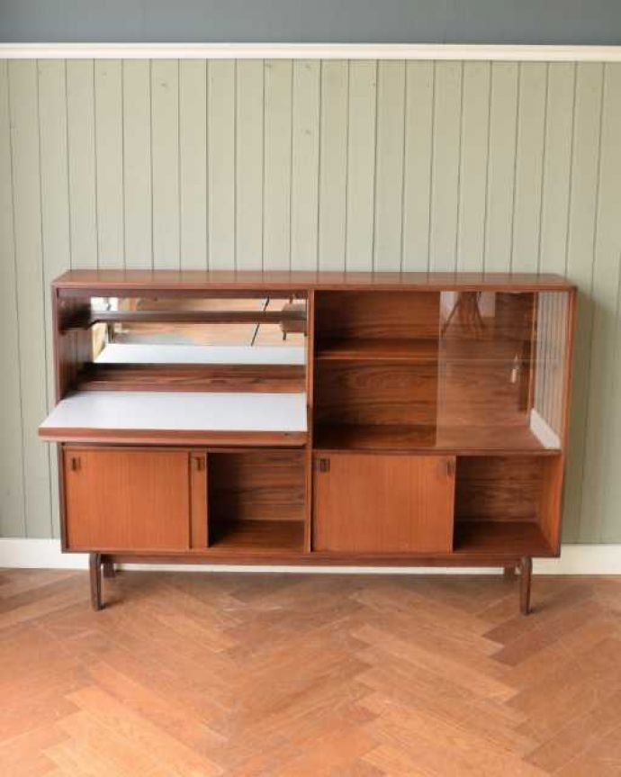 アンティークのキャビネット　アンティーク家具　北欧スタイルのお部屋に似合うヴィンテージ家具、引き戸のガラスキャビネット。慣れ親しんだ引き戸タイプのたっぷり収納扉は日本人の私たち向けに引き戸。(x-1311-f)