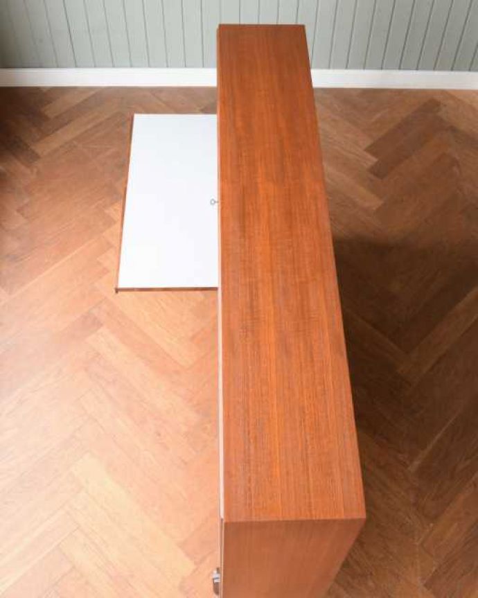 アンティークのキャビネット　アンティーク家具　北欧スタイルのお部屋に似合うヴィンテージ家具、引き戸のガラスキャビネット。天板の塗装もキレイに仕上げましたヴィンテージの家具は修復方法が様々。(x-1311-f)