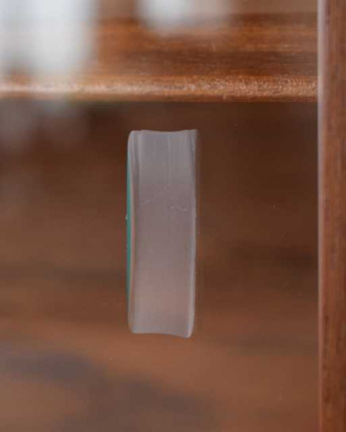 アンティークのキャビネット　アンティーク家具　北欧スタイルのお部屋に似合うヴィンテージ家具、引き戸のガラスキャビネット。こんな所もスタイリッシュガラス戸の取っ手です。(x-1311-f)