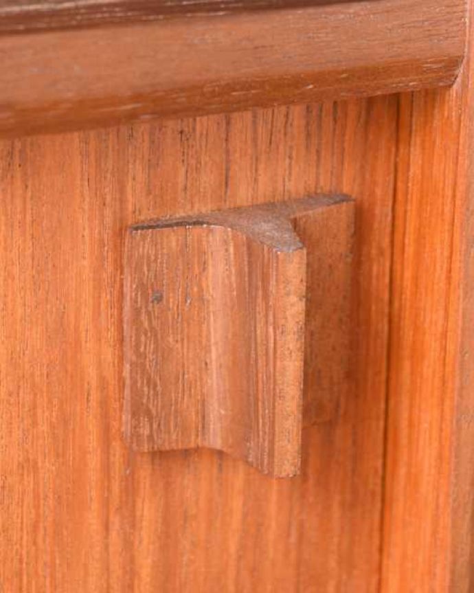 アンティークのキャビネット　アンティーク家具　北欧スタイルのお部屋に似合うヴィンテージ家具、引き戸のガラスキャビネット。こんな所もスタイリッシュ家具に似合うシンプルな取っ手。(x-1311-f)