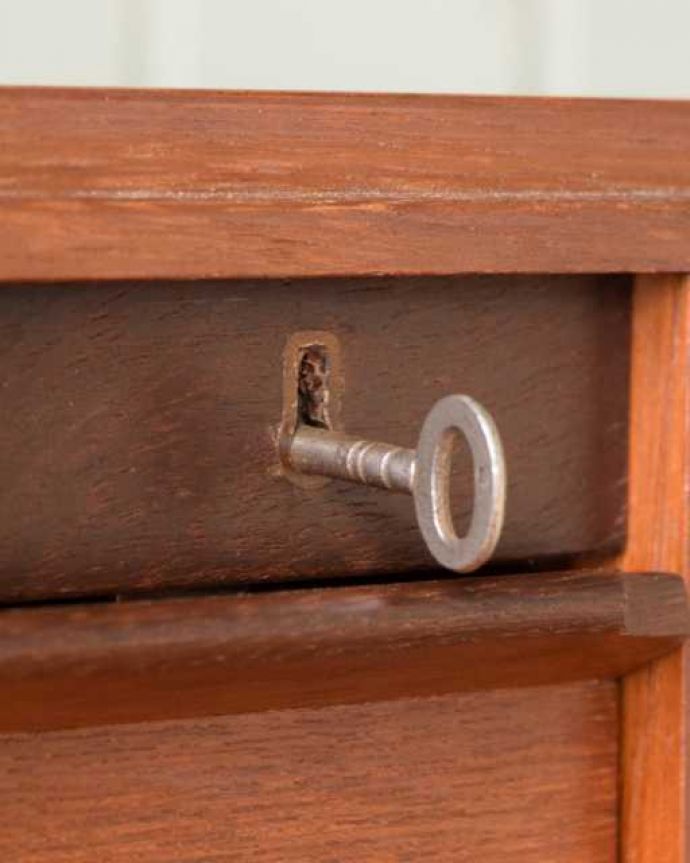 アンティークのキャビネット　アンティーク家具　北欧スタイルのお部屋に似合うヴィンテージ家具、引き戸のガラスキャビネット。小さなパーツにもこだわり現代とは違って良質な素材が使われているのが分かります。(x-1311-f)