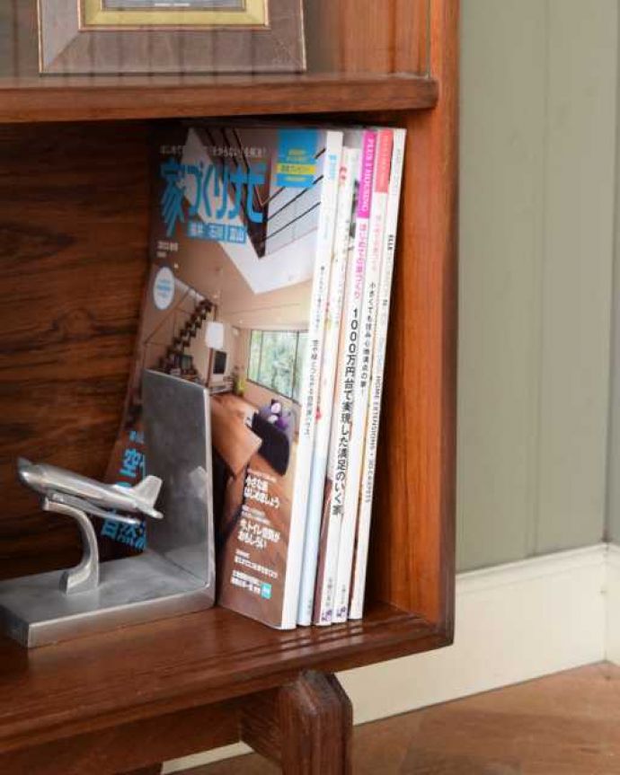 アンティークのキャビネット　アンティーク家具　北欧スタイルのお部屋に似合うヴィンテージ家具、引き戸のガラスキャビネット。扉の中は収納たっぷりA4サイズの雑誌までしっかり収納出来ちゃう大きさ。(x-1311-f)