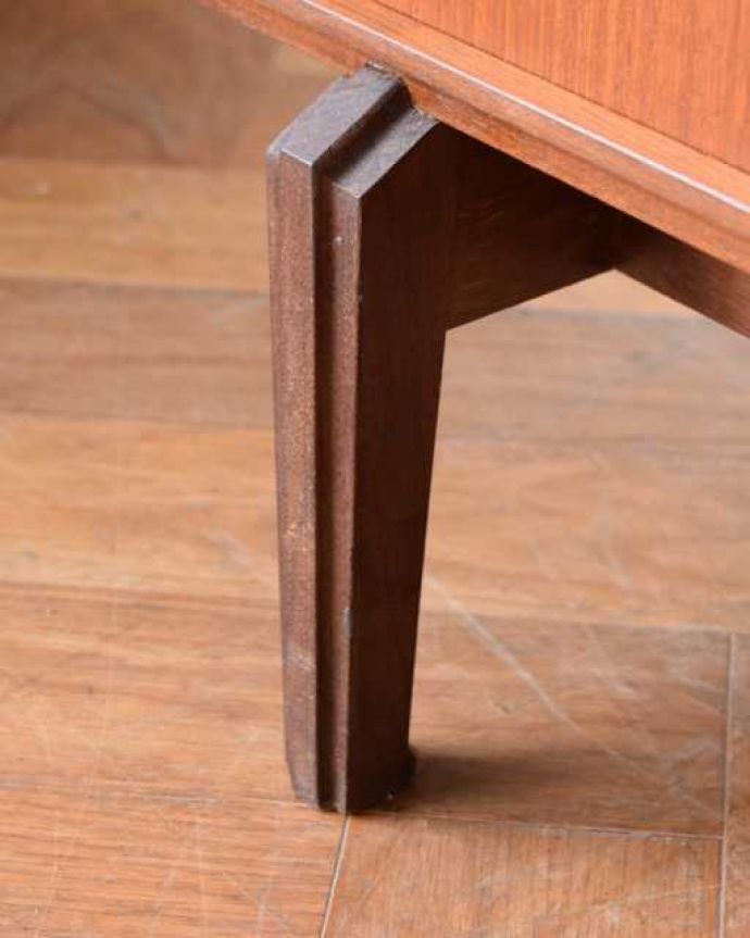 アンティークのキャビネット　アンティーク家具　北欧スタイルのお部屋に似合うヴィンテージ家具、引き戸のガラスキャビネット。スッキリとした脚の裏には…Handleの家具の脚裏にはフェルトキーパーをお付けしています。(x-1311-f)