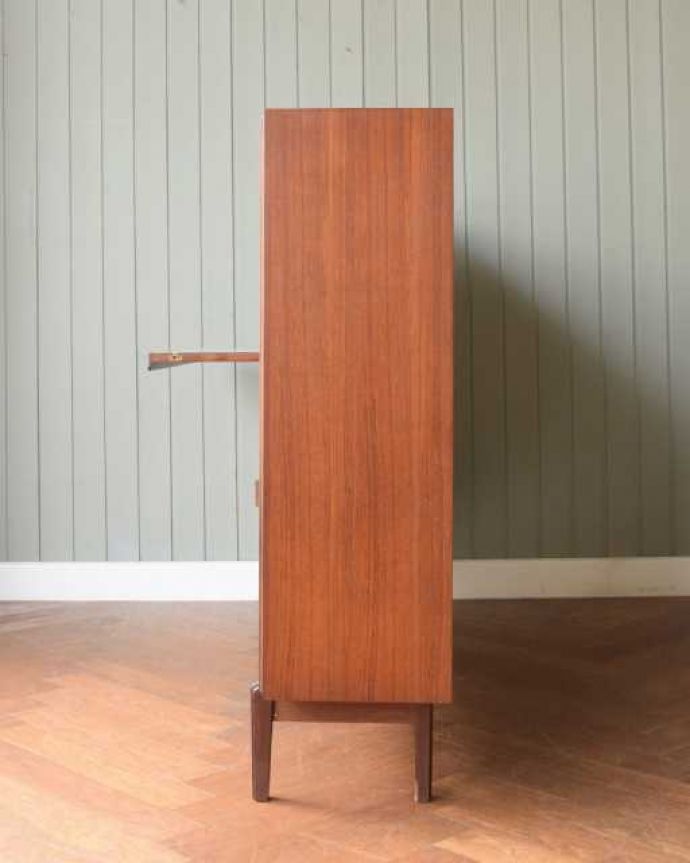 アンティークのキャビネット　アンティーク家具　北欧スタイルのお部屋に似合うヴィンテージ家具、引き戸のガラスキャビネット。横から見てもスッキリどこから見てもスッキリとしてステキなヴィンテージ家具。(x-1311-f)