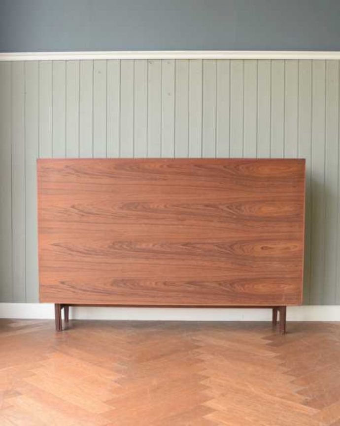 アンティークのキャビネット　アンティーク家具　北欧スタイルのお部屋に似合うヴィンテージ家具、引き戸のガラスキャビネット。後ろ姿もキレイですビンテージは新品ではないので、もちろん経年変化によるキズはあります。(x-1311-f)