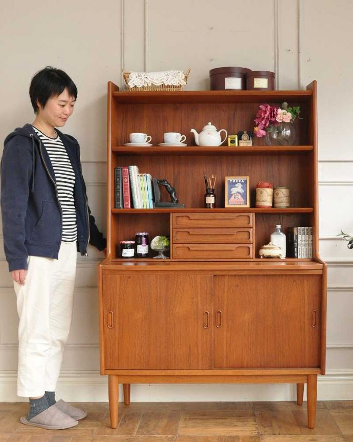 アンティークのキャビネット アンティーク家具 スッキリとしたカッコよさが魅力の英国ビンテージ家具ビューローになるサイドボード。スッキリとした立ち姿がカッコいい北欧スタイルの家具カッコいいお部屋を作りたい方におススメの北欧デザインの家具。(x-1312-f)