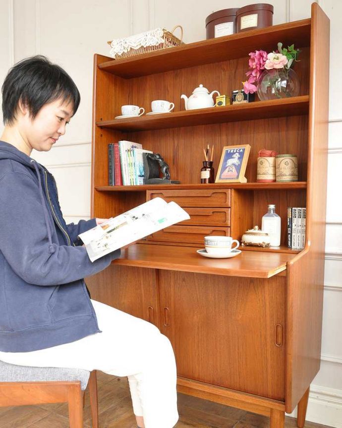 アンティークのキャビネット アンティーク家具 スッキリとしたカッコよさが魅力の英国ビンテージ家具ビューローになるサイドボード。実は・・・デスクが隠れていますスッキリとしたデザインのサイドボード。(x-1312-f)