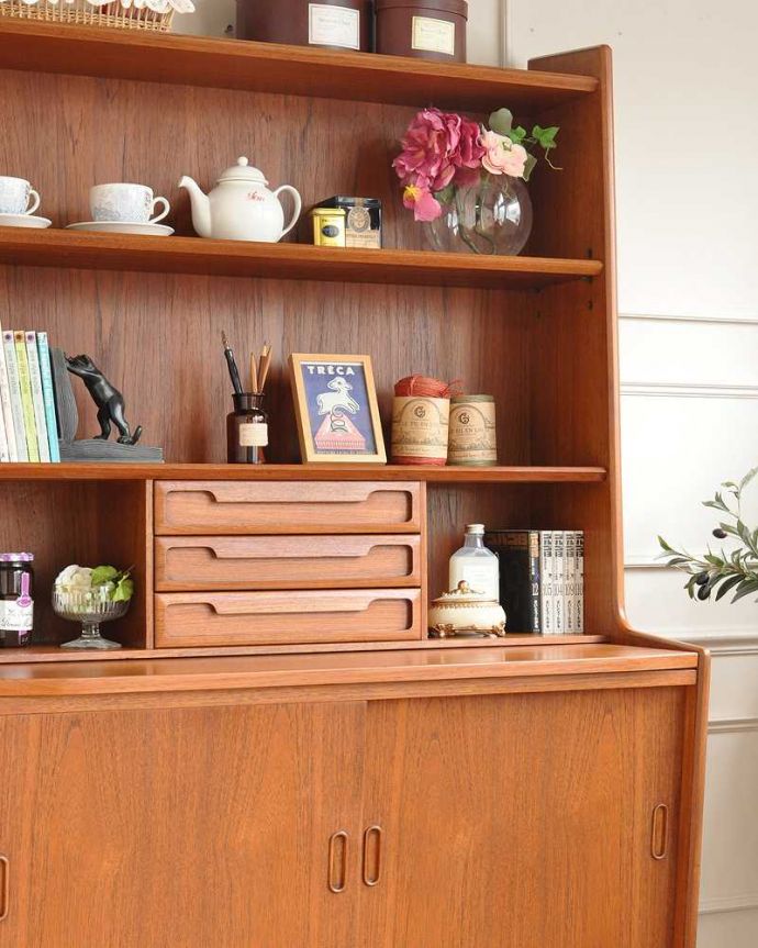 アンティークのキャビネット アンティーク家具 スッキリとしたカッコよさが魅力の英国ビンテージ家具ビューローになるサイドボード。扉の木目から伝わるあたたかさヴィンテージ家具らしいクールなデザイン。(x-1312-f)