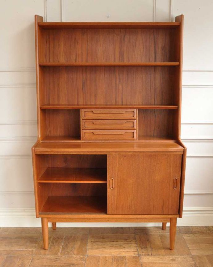 アンティークのキャビネット アンティーク家具 スッキリとしたカッコよさが魅力の英国ビンテージ家具ビューローになるサイドボード。見た目だけじゃなく収納力もバッチリの実力派ご希望の方にはさらにスッキリ収納できるようコード配線用の穴あけ加工を施してからお届けします(有料+3000円)お気軽にご連絡下さい。(x-1312-f)