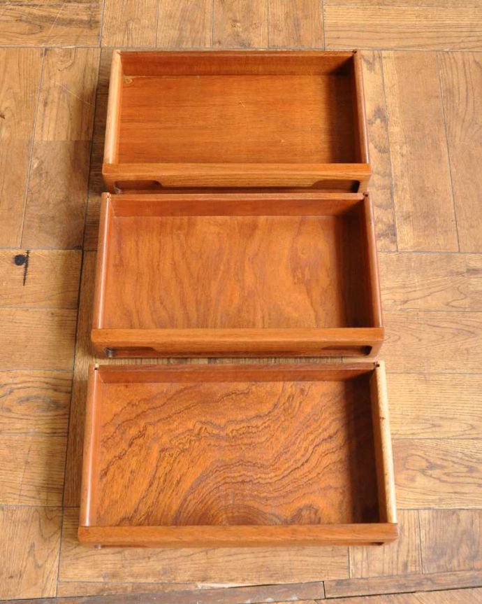 アンティークのキャビネット アンティーク家具 スッキリとしたカッコよさが魅力の英国ビンテージ家具ビューローになるサイドボード。キレイにお直ししました引き出しの中も修復の際、専門の職人がキレイにしました。(x-1312-f)