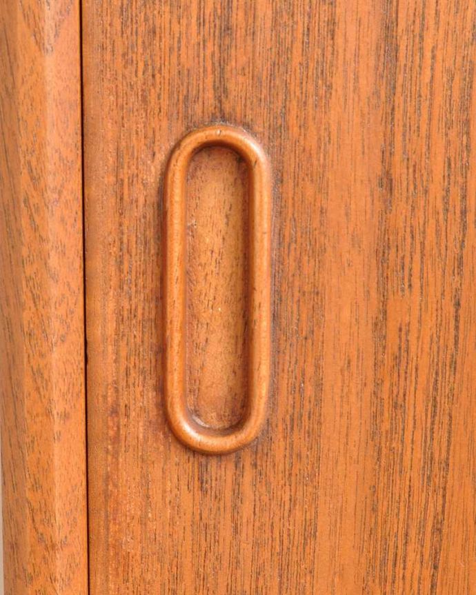 アンティークのキャビネット アンティーク家具 スッキリとしたカッコよさが魅力の英国ビンテージ家具ビューローになるサイドボード。取っ手もデザインの一部です。(x-1312-f)