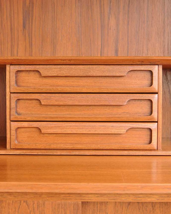 アンティークのキャビネット アンティーク家具 スッキリとしたカッコよさが魅力の英国ビンテージ家具ビューローになるサイドボード。デザインの一部になっている取っ手取っ手のデザインもシンプルかつ機能的に。(x-1312-f)