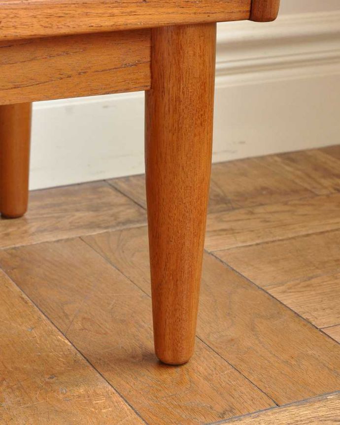 アンティークのキャビネット アンティーク家具 スッキリとしたカッコよさが魅力の英国ビンテージ家具ビューローになるサイドボード。スッキリとした脚の裏には…運びやすいようHandleのヴィンテージ家具の脚の裏にはフェルトキーパーをお付けしています。(x-1312-f)