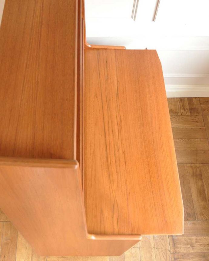 アンティークのキャビネット アンティーク家具 スッキリとしたカッコよさが魅力の英国ビンテージ家具ビューローになるサイドボード。便利に使えるスライド棚付き引っ張り出すと、作業しやすい様にスライドで棚が出てきます。(x-1312-f)