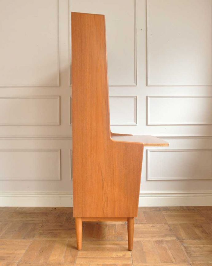 アンティークのキャビネット アンティーク家具 スッキリとしたカッコよさが魅力の英国ビンテージ家具ビューローになるサイドボード。横から見てもスッキリデザインスッキリとカッコいいヴィンテージ家具は、横から見た姿もスッキリ!風合いだけ残してキレイに修復しました。(x-1312-f)