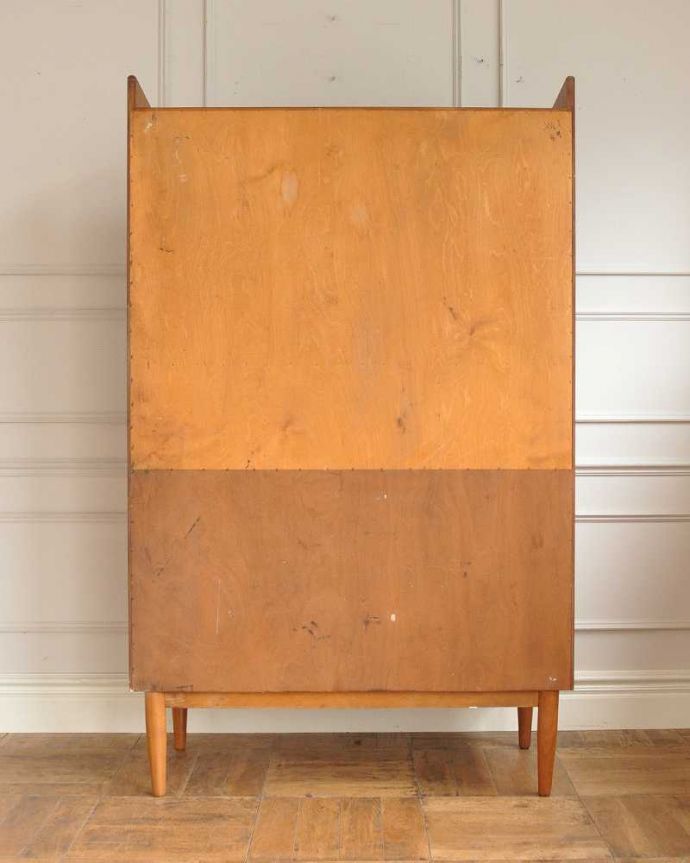 アンティークのキャビネット アンティーク家具 スッキリとしたカッコよさが魅力の英国ビンテージ家具ビューローになるサイドボード。もちろん後ろ姿もキレイですビンテージは新品ではないので、もちろん経年変化によるキズはありますが、アンティーク専門の職人がしっかり修復したので後ろ姿もキレイです。(x-1312-f)