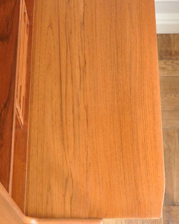 アンティークのキャビネット アンティーク家具 スッキリとしたカッコよさが魅力の英国ビンテージ家具ビューローになるサイドボード。近づいてみるとこんな感じです。(x-1312-f)