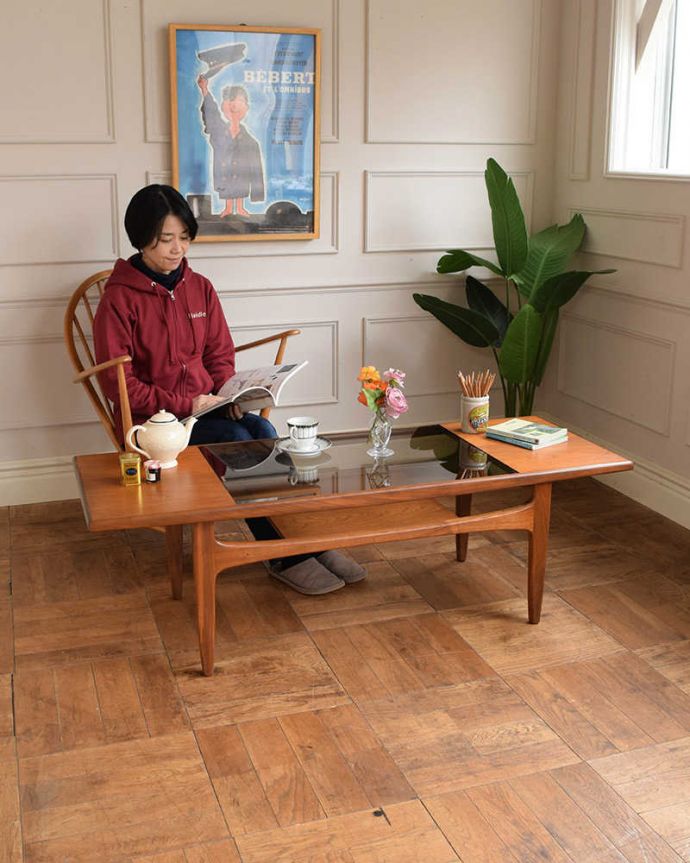 G-PLAN(Gプラン)　アンティーク家具　北欧スタイルのヴィンデージ家具、G-PLANのコーヒーテーブル（棚付き）。女性っぽいシンプルさがカッコいいG-PLANG-PLANの定番は天板がガラスなので女性から見てもバツグンの使いやすさ。(x-1313-f)