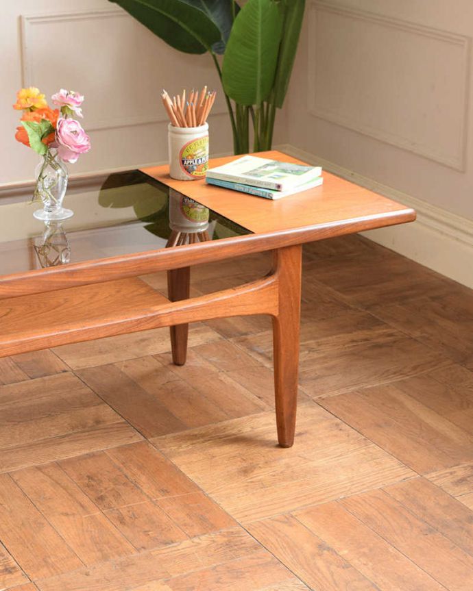 G-PLAN(Gプラン)　アンティーク家具　北欧スタイルのヴィンデージ家具、G-PLANのコーヒーテーブル（棚付き）。木×ガラスが作り出すクールな優しさあたたかい木材の上にクールなガラス天板を乗せたシンプルなデザインは、見た目だけじゃなく使い勝手もバツグン。(x-1313-f)