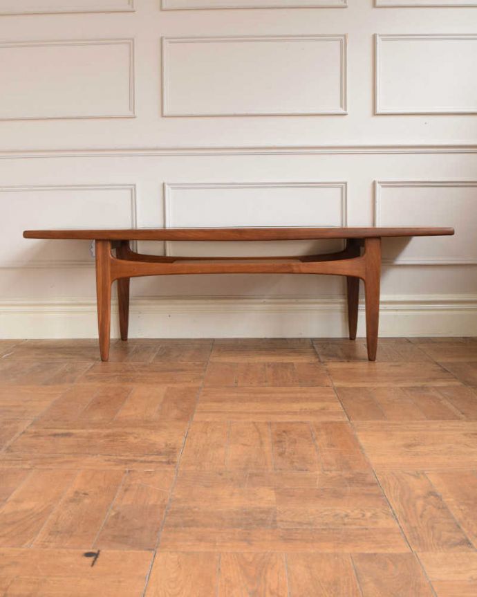 G-PLAN(Gプラン)　アンティーク家具　北欧スタイルのヴィンデージ家具、G-PLANのコーヒーテーブル（棚付き）。横から見てもカッコイイ北欧スタイルの家具はデザインがステキだから、横から見た姿も絵になるカッコよさ！。(x-1313-f)