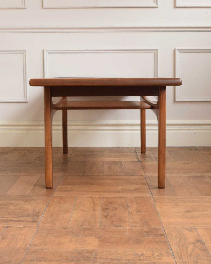 G-PLAN(Gプラン)　アンティーク家具　北欧スタイルのヴィンデージ家具、G-PLANのコーヒーテーブル（棚付き）。見る角度によって見え方が違う…ヴィンテージなので、もちろん経年変化によるキズはありますが、専門の職人がしっかり修復しているので安心さが違います。(x-1313-f)