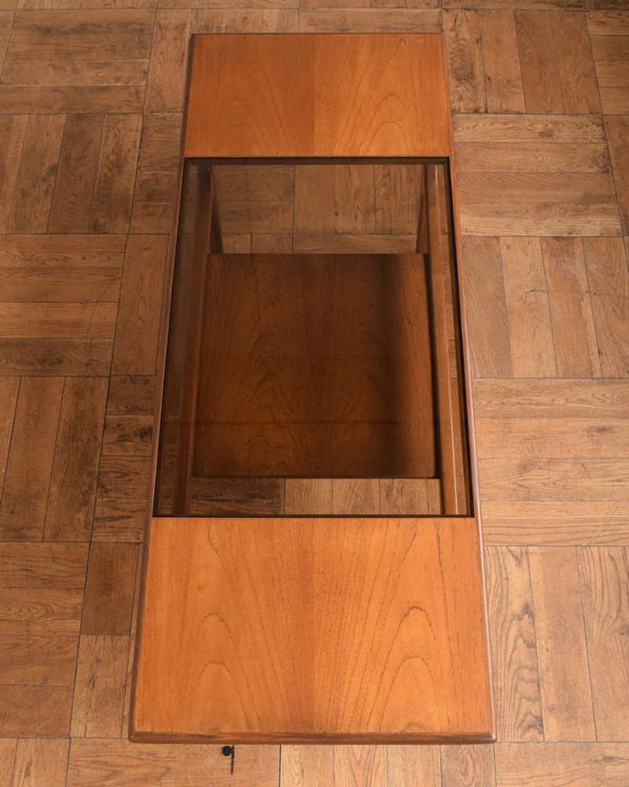 G-PLAN(Gプラン)　アンティーク家具　北欧スタイルのヴィンデージ家具、G-PLANのコーヒーテーブル（棚付き）。上から見るとこんな感じ。(x-1313-f)