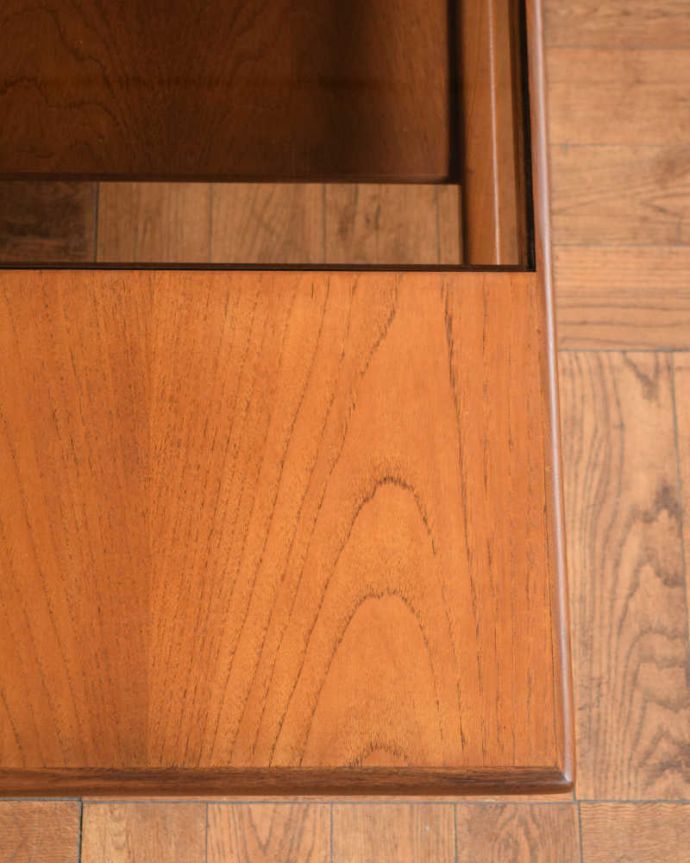 G-PLAN(Gプラン)　アンティーク家具　北欧スタイルのヴィンデージ家具、G-PLANのコーヒーテーブル（棚付き）。天板を近くで見てみると･･･こんな感じでとってもキレイです！気になる方には新しいガラス天板に取り替えてお届けします。(x-1313-f)