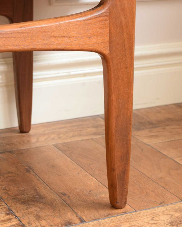 G-PLAN(Gプラン)　アンティーク家具　北欧スタイルのヴィンデージ家具、G-PLANのコーヒーテーブル（棚付き）。女性1人でラクラク運べちゃう仕掛けHandleのアンティークは、脚の裏にフェルトキーパーをお付けしています。(x-1313-f)