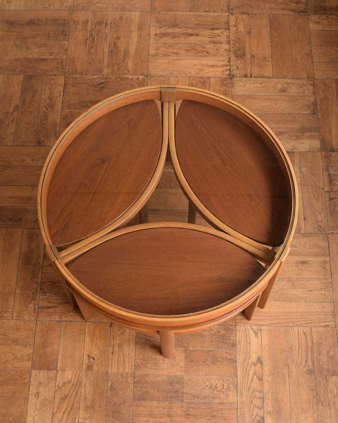 アンティークのテーブル　アンティーク家具　北欧スタイルのヴィンテージ家具、４台セットになった英国ネイサン社のネストテーブル。収納できます天板を収納して上から見るとこんな感じです。(x-1314-f)