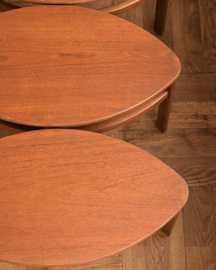 アンティークのテーブル　アンティーク家具　北欧スタイルのヴィンテージ家具、４台セットになった英国ネイサン社のネストテーブル。近くで見てみると･･･修復の際、塗装も一度剥離してキレイに修復しているのでピッカピカです。(x-1314-f)