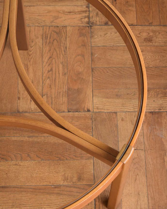 アンティークのテーブル　アンティーク家具　北欧スタイルのヴィンテージ家具、４台セットになった英国ネイサン社のネストテーブル。天板を近くで見てみると･･･天板にはガラスがはめ込んであるのでお手入れもラクラクです。(x-1314-f)