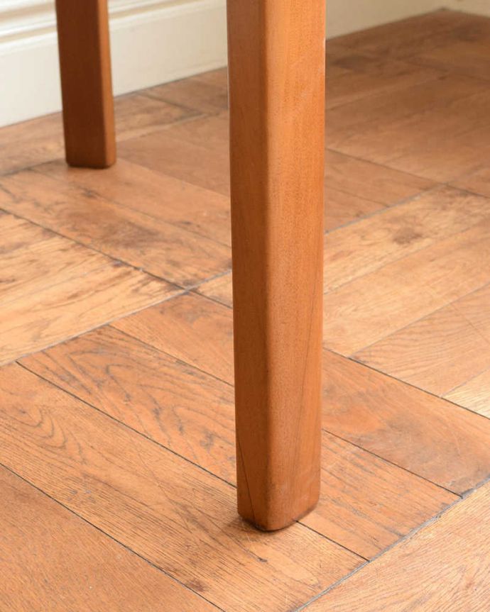 アンティークのテーブル　アンティーク家具　北欧スタイルのヴィンテージ家具、４台セットになった英国ネイサン社のネストテーブル。持ち上げなくても移動できます！Handleのアンティークは、脚の裏にフェルトキーパーをお付けしていますので、床を滑らせてれば移動が簡単です。(x-1314-f)