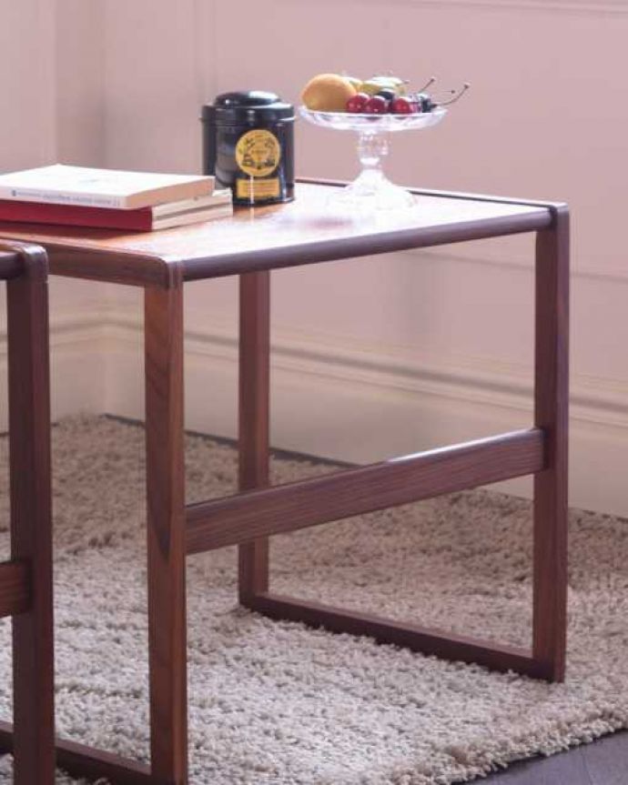 G-PLAN(Gプラン)　アンティーク家具　北欧スタイルがカッコい英国のビンテージ家具、G-PLANのネストテーブル。クールに決まるスッキリデザイン。(x-1315-f)