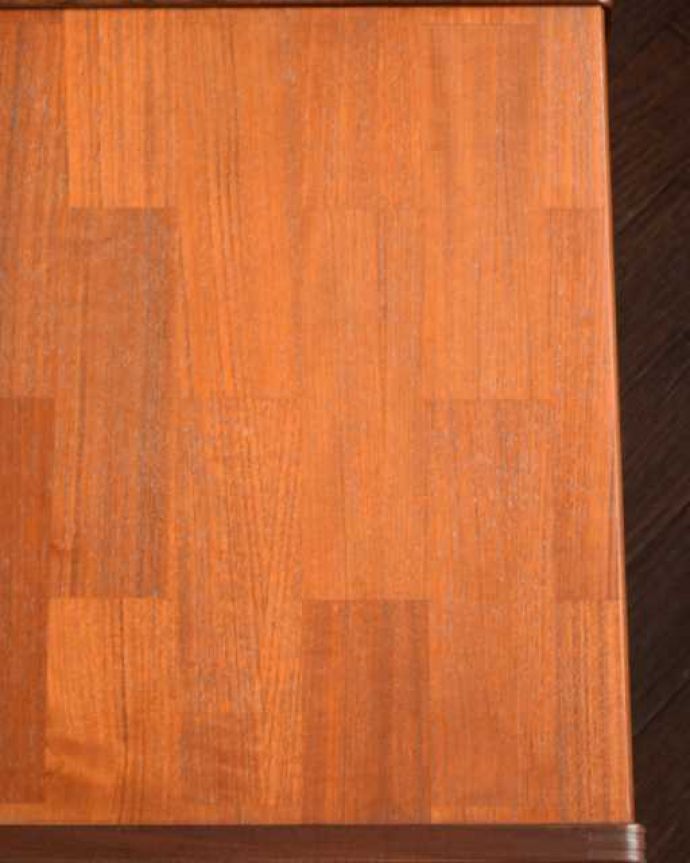 G-PLAN(Gプラン)　アンティーク家具　北欧スタイルがカッコい英国のビンテージ家具、G-PLANのネストテーブル。近くで見てみると･･･修復の際、塗装も一度剥離してキレイに修復しているのでピッカピカです。(x-1315-f)