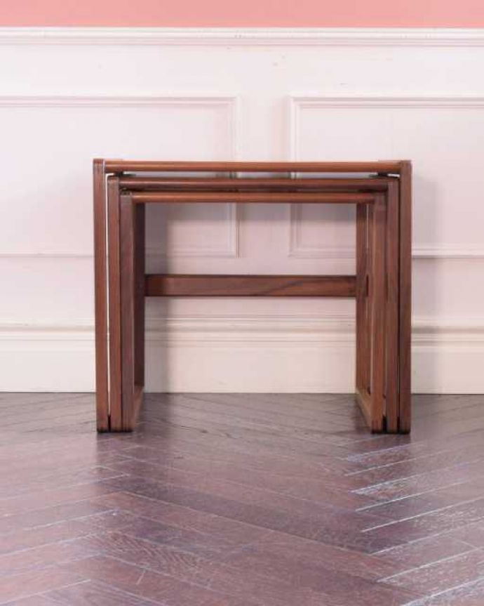 G-PLAN(Gプラン)　アンティーク家具　北欧スタイルがカッコい英国のビンテージ家具、G-PLANのネストテーブル。横から見てみると･･･3つがキレイに重なって、さらにスッキリとカッコイイ姿。(x-1315-f)