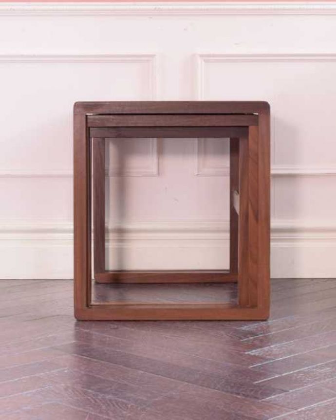 G-PLAN(Gプラン)　アンティーク家具　北欧スタイルがカッコい英国のビンテージ家具、G-PLANのネストテーブル。見る角度によって見え方が違います。(x-1315-f)