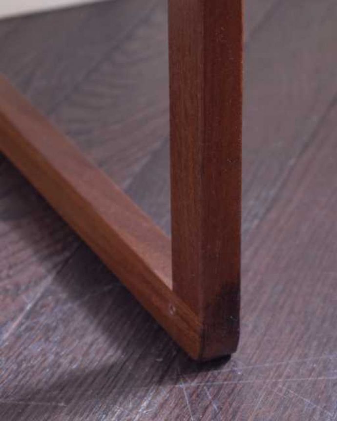 G-PLAN(Gプラン)　アンティーク家具　北欧スタイルがカッコい英国のビンテージ家具、G-PLANのネストテーブル。持ち上げなくても移動できます！Handleのアンティークは、脚の裏にフェルトキーパーをお付けしていますので、床を滑らせてれば移動が簡単です。(x-1315-f)