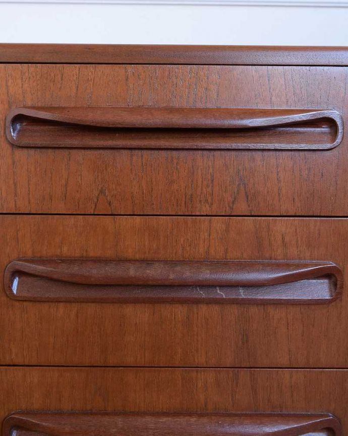 G-PLAN(Gプラン)　アンティーク家具　G-PLAN社のシンプルでオシャレなビンテージ家具、ベッドサイドチェスト。シンプルでカッコいい取っ手北欧デザインらしいシンプルなデザインの取っ手。(x-1316-f)