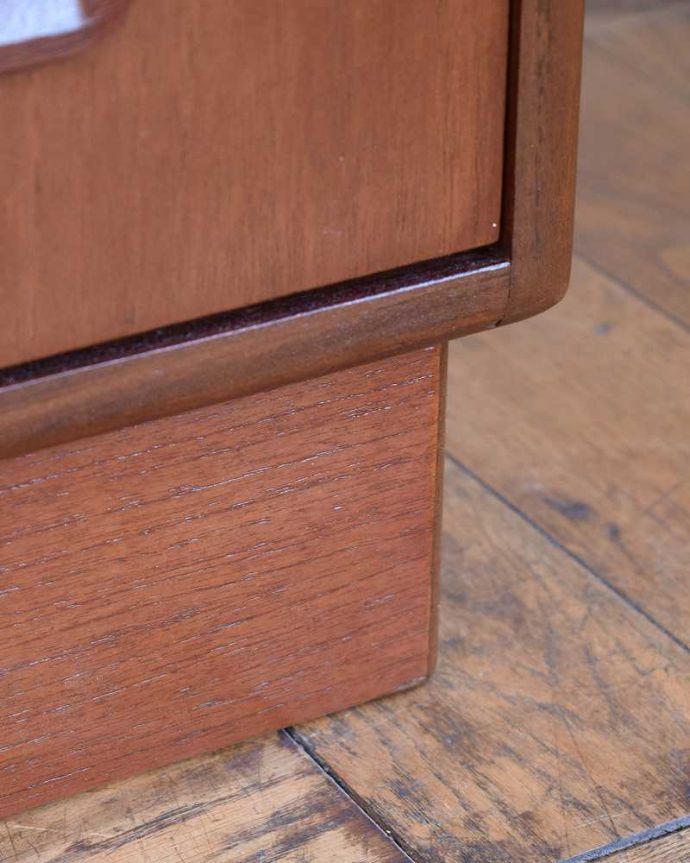 G-PLAN(Gプラン)　アンティーク家具　G-PLAN社のシンプルでオシャレなビンテージ家具、ベッドサイドチェスト。女性1人でラクラク運べちゃう仕掛けHandleのアンティークは、脚の裏にフェルトキーパーをお付けしています。(x-1316-f)