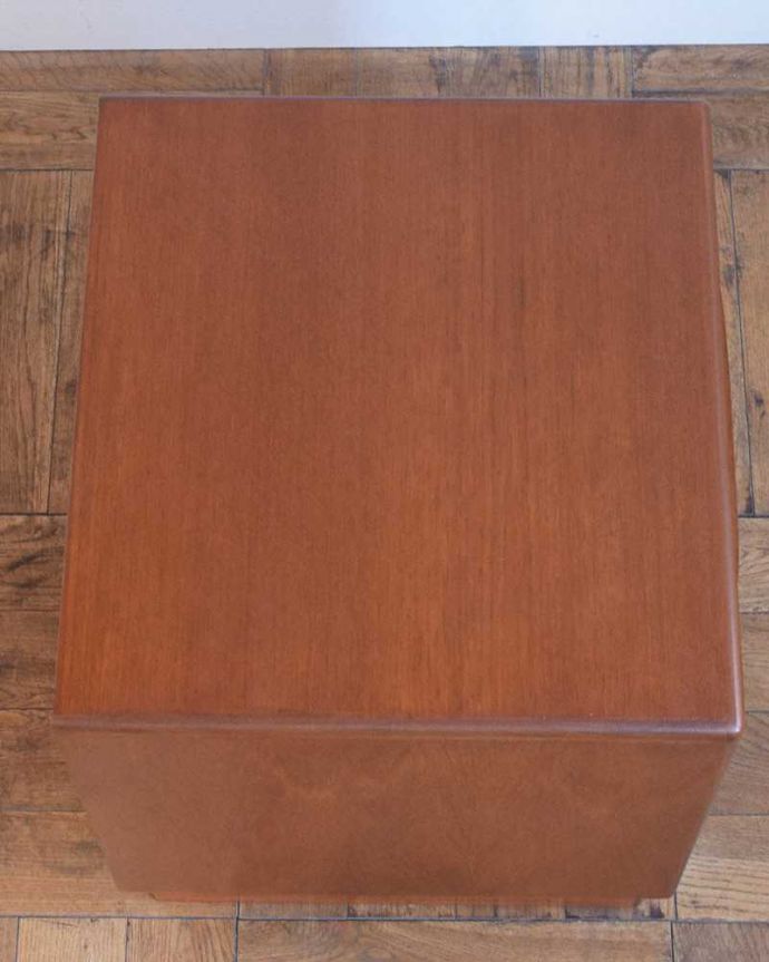 G-PLAN(Gプラン)　アンティーク家具　G-PLAN社のシンプルでオシャレなビンテージ家具、ベッドサイドチェスト。上から見ると･･･天板はこんな感じです。(x-1316-f)