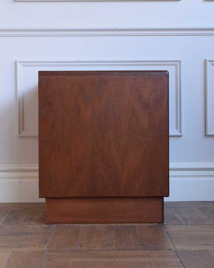 G-PLAN(Gプラン)　アンティーク家具　G-PLAN社のシンプルでオシャレなビンテージ家具、ベッドサイドチェスト。横から見てもステキ横から見てもスッキリとしてカッコいい！。(x-1316-f)