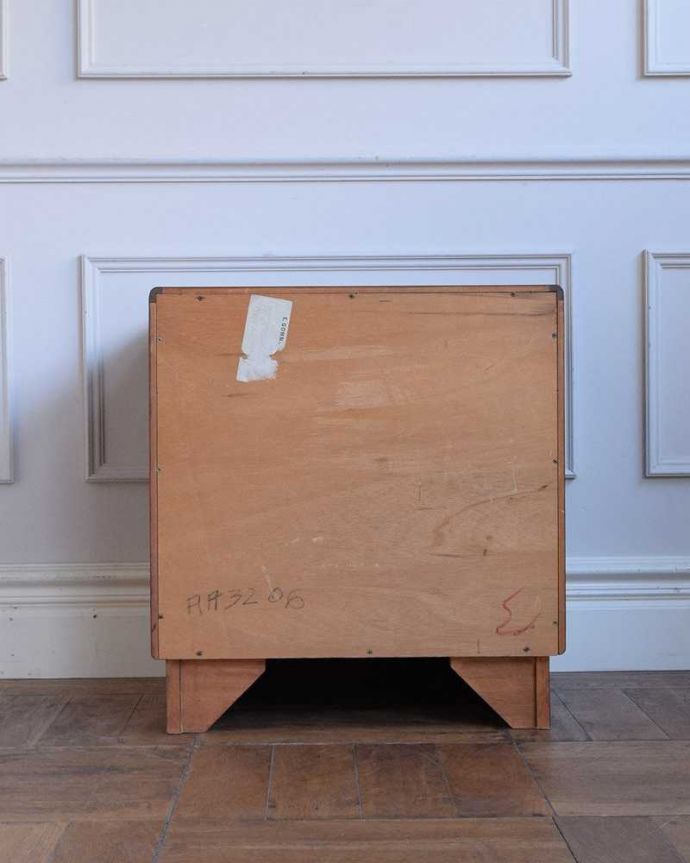 G-PLAN(Gプラン)　アンティーク家具　G-PLAN社のシンプルでオシャレなビンテージ家具、ベッドサイドチェスト。後ろ姿もキレイですヴィンテージ家具は新品ではないので経年変化によるキズは必ずありますが、きちんと修復したので後ろ姿までキレイです。(x-1316-f)