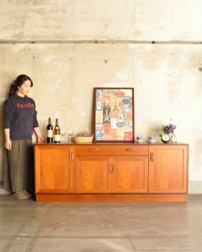 G-PLAN(Gプラン)　アンティーク家具　北欧スタイルのカッコいいビンテージ家具、リビングで活躍してくれるサイドボード。人気のヒミツは北欧スタイルのデザインやっぱりスッキリとカッコイイ北欧デザインが人気のサイドボード。(x-1317-f)