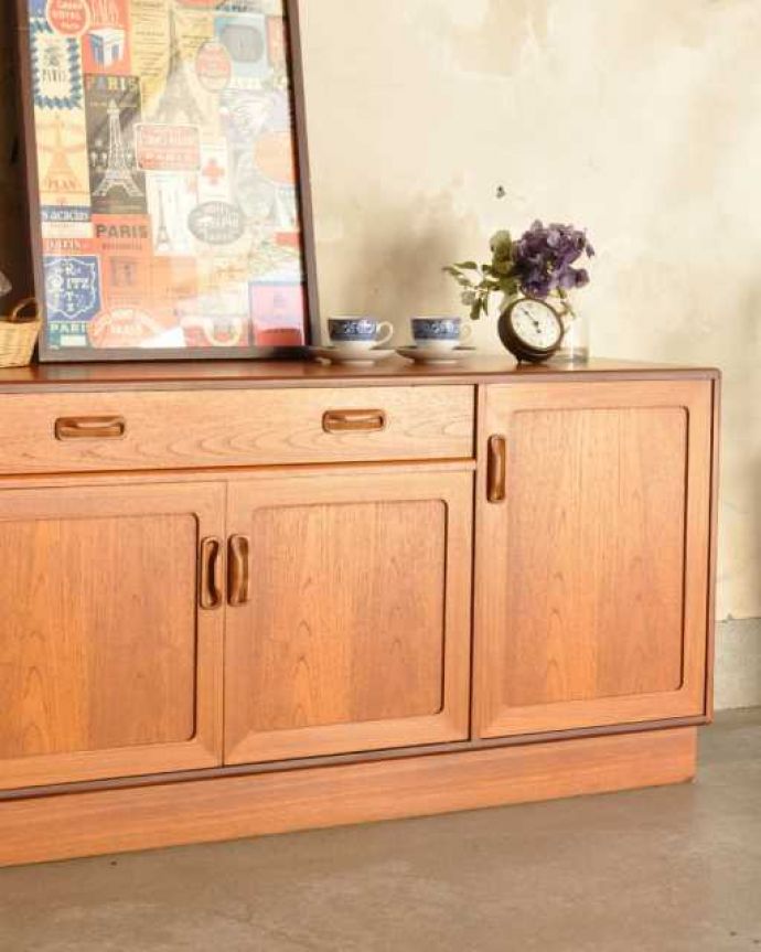 G-PLAN(Gプラン)　アンティーク家具　北欧スタイルのカッコいいビンテージ家具、リビングで活躍してくれるサイドボード。ヴィンテージ家具らしいあたたかさ。(x-1317-f)