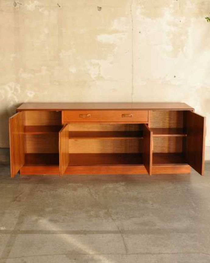 G-PLAN(Gプラン)　アンティーク家具　北欧スタイルのカッコいいビンテージ家具、リビングで活躍してくれるサイドボード。扉の奥はたっぷり収納扉を開けると、中にはたっぷりの収納。(x-1317-f)