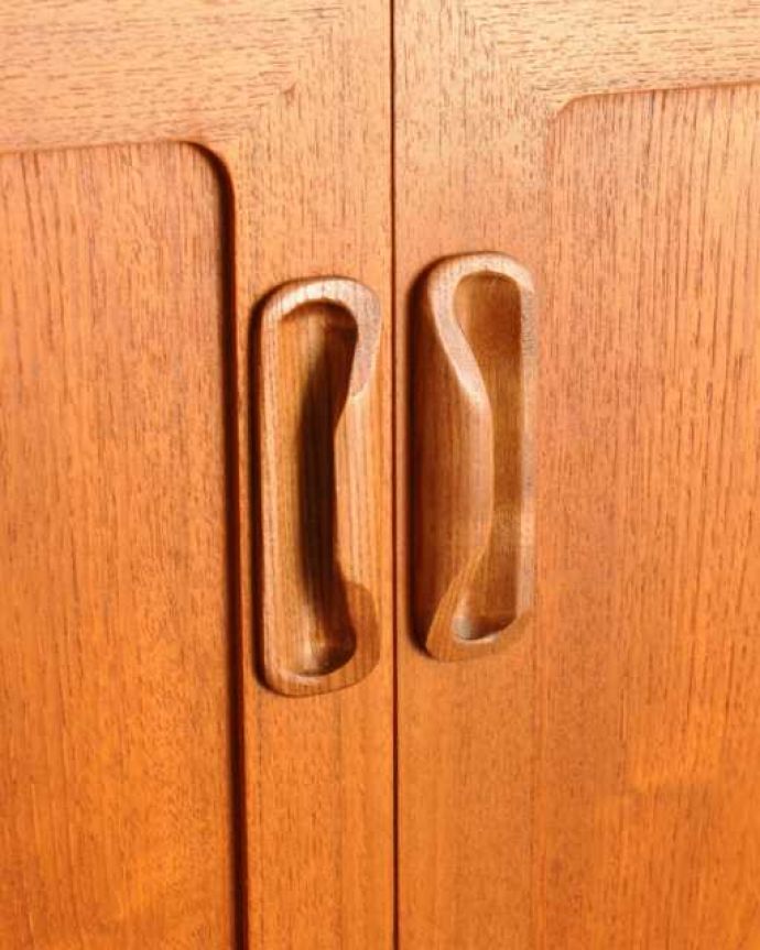 G-PLAN(Gプラン)　アンティーク家具　北欧スタイルのカッコいいビンテージ家具、リビングで活躍してくれるサイドボード。扉の木目があたたかさを演出クールなデザインなのに、なんだかほっとするあたたかさ。(x-1317-f)