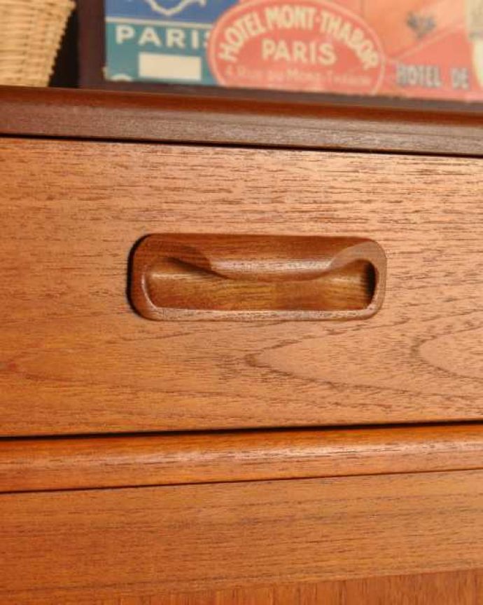 G-PLAN(Gプラン)　アンティーク家具　北欧スタイルのカッコいいビンテージ家具、リビングで活躍してくれるサイドボード。デザインの一部になっている取っ手取っ手のデザインもシンプルかつ機能的に。(x-1317-f)