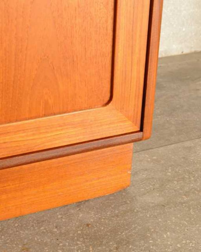 G-PLAN(Gプラン)　アンティーク家具　北欧スタイルのカッコいいビンテージ家具、リビングで活躍してくれるサイドボード。スッキリとした脚の裏には…Handleの家具の脚裏にはフェルトキーパーをお付けしています。(x-1317-f)