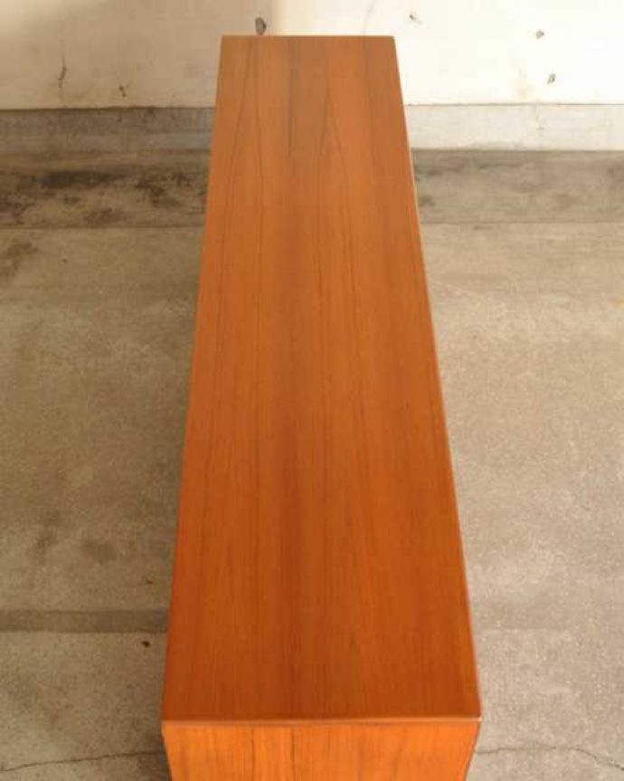 G-PLAN(Gプラン)　アンティーク家具　北欧スタイルのカッコいいビンテージ家具、リビングで活躍してくれるサイドボード。天板の塗装もキレイに仕上げましたヴィンテージの家具は修復方法が様々。(x-1317-f)